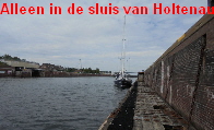 Alleen in de sluis van Holtenau